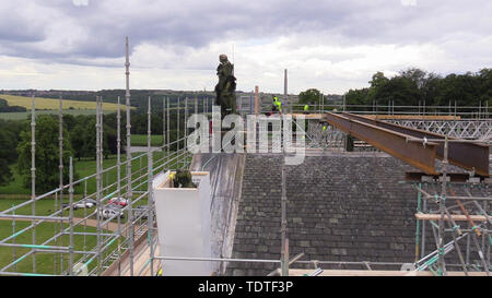 Die überwiegende Wentworth Woodhouse Herrenhaus in South Yorkshire ist im Gerüst, wie Fachbetriebe die Aufgabe der Austausch seine sechs - Tennisplatz beginnen eingehüllt, die über große Hauptdach. Stockfoto