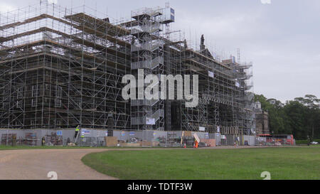 Die überwiegende Wentworth Woodhouse Herrenhaus in South Yorkshire ist im Gerüst, wie Fachbetriebe die Aufgabe der Austausch seine sechs - Tennisplatz beginnen eingehüllt, die über große Hauptdach. Stockfoto