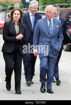 Der Prinz von Wales mit Produzent Barbara Broccoli, die während eines Besuchs auf den Satz des 25. James Bond Film an der Pinewood Studios in Iver Heath, Buckinghamshire. Stockfoto