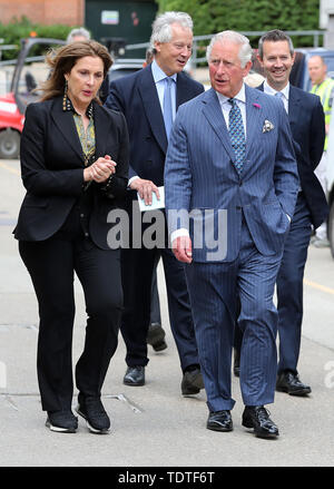 Der Prinz von Wales mit Produzent Barbara Broccoli, die während eines Besuchs auf den Satz des 25. James Bond Film an der Pinewood Studios in Iver Heath, Buckinghamshire. Stockfoto