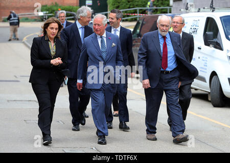 Der Prinz von Wales mit Produzent Barbara Broccoli, die während eines Besuchs auf den Satz des 25. James Bond Film an der Pinewood Studios in Iver Heath, Buckinghamshire. Stockfoto