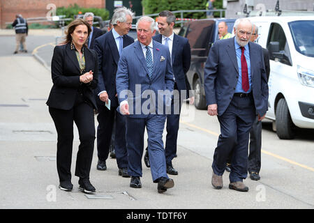 Der Prinz von Wales mit Produzent Barbara Broccoli, die während eines Besuchs auf den Satz des 25. James Bond Film an der Pinewood Studios in Iver Heath, Buckinghamshire. Stockfoto