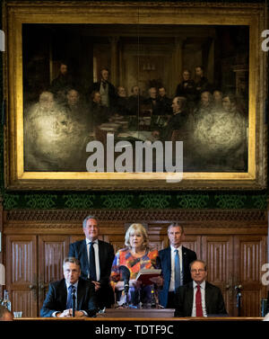 (Von links nach rechts) Charles Walker, Bob Blackman, Dame Cheryl Gillan, Nigel Evans und Geoffrey Clifton-Brown verkünden die Ergebnisse der fünften Wahlgang der Tory Führung Abstimmung im Parlament in Westminster, London. Boris Johnson und Jeremy Hunt kämpft der nächste Ministerpräsident zu werden, nachdem Michael Gove wurde in der letzten Runde der Abstimmung von MPs eliminiert. Stockfoto