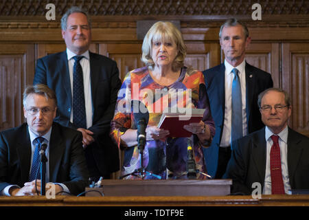 (Von links nach rechts) Charles Walker, Bob Blackman, Dame Cheryl Gillan, Nigel Evans und Geoffrey Clifton-Brown verkünden die Ergebnisse der fünften Wahlgang der Tory Führung Abstimmung im Parlament in Westminster, London. Boris Johnson und Jeremy Hunt kämpft der nächste Ministerpräsident zu werden, nachdem Michael Gove wurde in der letzten Runde der Abstimmung von MPs eliminiert. Stockfoto