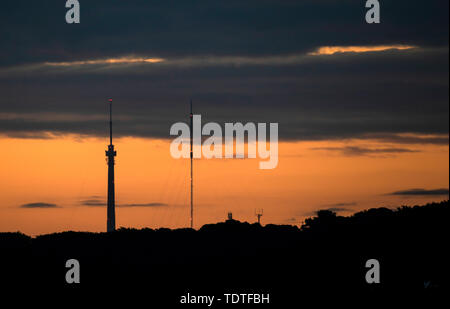 Am frühen Morgen Sonnenlicht oben Emley Moor Sendestation in Kirklees, West Yorkshire, wie die Sonne markiert die Sommersonnenwende, wie es am längsten Tag in Großbritannien steigt. Stockfoto