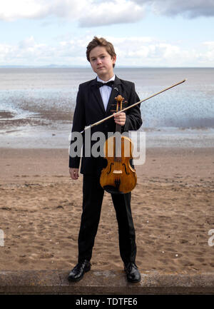 Viktor Seifert, 12, aus St. Mary's Music School in Edinburgh, spielt die Orca Treibholz Viola durch das Meer bei Musselburgh, East Lothian, vor seiner Leistung an der Königlichen Akademie für Musik in London am 18. Juli 2019, in der 'Dance Für event Das Meer", die die Arbeit der Marine Conservation Society unterstützt. Stockfoto