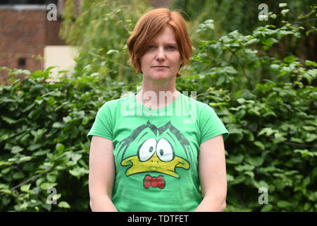 Greenpeace Aktivist Janet Barker, der vom Auswärtigen Amt minister Feld Markierung, wenn Sie und andere Demonstranten der Schatzkanzler Philip Hammond unterbrochen, eine Rede bei der jährlichen Bankiers und Kaufleute Abendessen im Mansion House in London fotografiert handhabten. Stockfoto