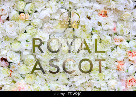 Royal Ascot signage bei Tag zwei des Royal Ascot Hotel in Ascot Pferderennbahn. Stockfoto