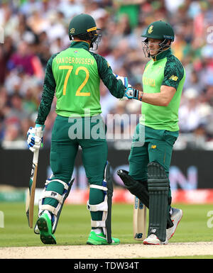 Südafrikas Rassie van der Dussen (links) und David Miller (rechts) während der ICC Cricket World Cup group Phase match bei Edgbaston, Birmingham. Stockfoto