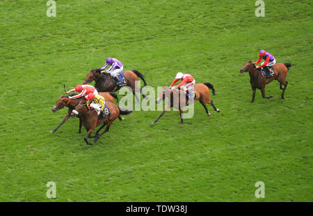 Schnell Bewegen von Jockey Daniel Tudhope auf seiner Weise zum Gewinnen der Herzog von Cambridge Einsätze bei Tag zwei des Royal Ascot Hotel in Ascot Pferderennbahn geritten. Stockfoto