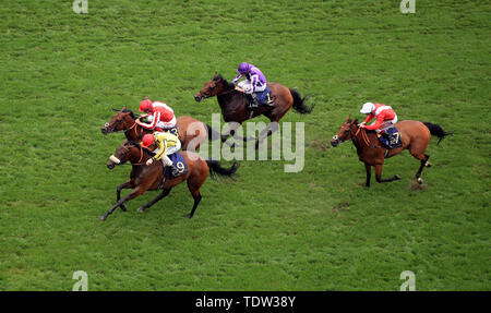 Schnell Bewegen von Jockey Daniel Tudhope geritten, gewinnt der Herzog von Cambridge Einsätze bei Tag zwei des Royal Ascot Hotel in Ascot Pferderennbahn. Stockfoto