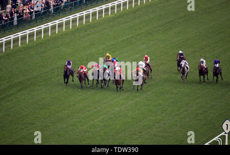 Schnell bewegen, geritten von Jockey Daniel Tudhope (vorne rechts) gewinnt den Herzog von Cambridge Einsätze bei Tag zwei des Royal Ascot Hotel in Ascot Pferderennbahn. Stockfoto