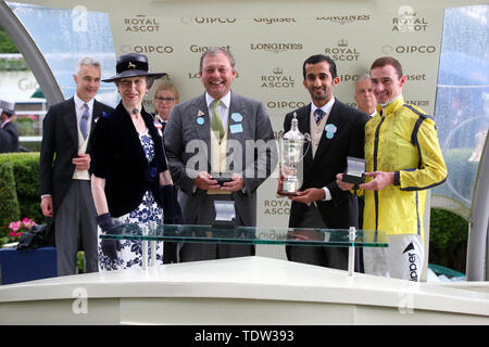 Die Princess Royal (links) stellt Jockey Daniel Tudhope (rechts) und Trainer William Haggas (Mitte) mit der Trophäe, nachdem er den Herzog von Cambridge Einsätze mit schnell bewegen sich bei Tag zwei des Royal Ascot Hotel in Ascot Pferderennbahn. Stockfoto