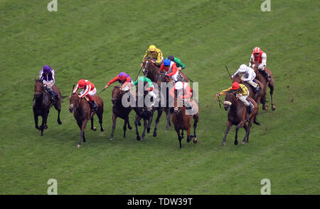 Schnell bewegen, geritten von Jockey Daniel Tudhope (vorne rechts) gewinnt den Herzog von Cambridge Einsätze bei Tag zwei des Royal Ascot Hotel in Ascot Pferderennbahn. Stockfoto