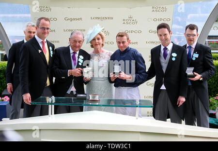 Patricia Hodge (Mitte) präsentiert Jockey Ryan Moore (3. rechts) und Trainer A P O'Brien (rechts) und ausgezeichnete Verbindungen mit der Trophäe, nachdem er das Schloss Windsor Einsätze mit den südlichen Hügeln bei Tag zwei des Royal Ascot Hotel in Ascot Pferderennbahn. Stockfoto