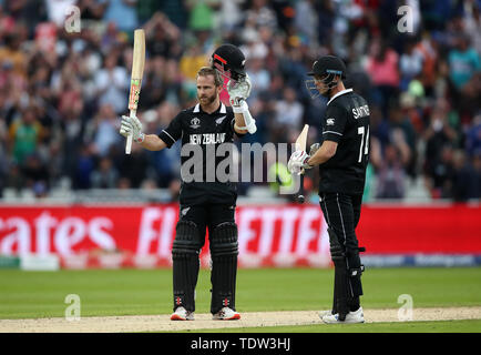 Der Neuseeländer Kane Williamson feiert sein Jahrhundert während des ICC Cricket World Cup Gruppenspieles in Edgbaston, Birmingham. Stockfoto