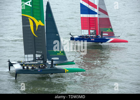 Australien SailGP Team mit Skipper von Tom Slingsby und Großbritannien SailGP Team von Dylan Fletcher Praxis auf dem Hudson River vor der Veranstaltung 3 Saison 1 SailGP Ereignis in New York City mit Skipper. Stockfoto