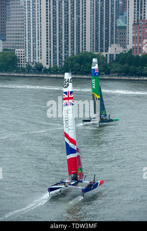 Großbritannien SailGP Team mit Skipper von Dylan Fletcher und Australien SailGP Team von Tom Slingsby Praxis auf dem Hudson River vor der Veranstaltung 3 Saison 1 SailGP Ereignis in New York City mit Skipper. Stockfoto