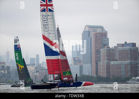 Großbritannien SailGP Team mit Skipper von Dylan Fletcher und Australien SailGP Team von Tom Slingsby Praxis auf dem Hudson River vor der Veranstaltung 3 Saison 1 SailGP Ereignis in New York City mit Skipper. Stockfoto