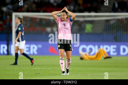 Schottlands Rachel Corsie erscheint niedergeschlagen nach dem Finale während die FIFA Frauen-WM, Gruppe D Match im Parc des Princes, Paris Pfeifen. Stockfoto