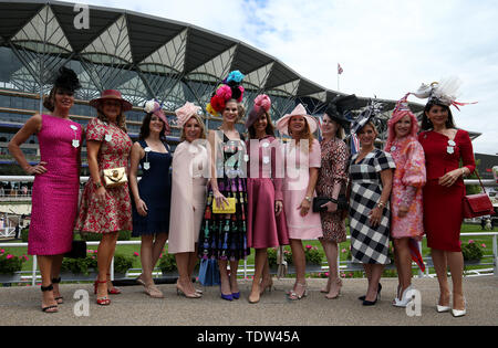 Eine Gruppe von modischen racegoers während Tag drei des Royal Ascot Hotel in Ascot Pferderennbahn. Stockfoto