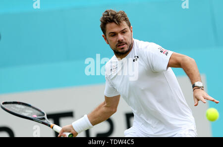 Stan Wawrinka in Aktion gegen Nicolas Mahut auf Center Court am Tag vier Der Fever-Tree Meisterschaft am Queen's Club, London. Stockfoto