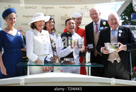 Die Gräfin von Wessex (links) stellt die Trophäe zu Jockey Frankie Dettori (Mitte), Trainer John gosden, (Zweiter von rechts) und Eigentümer Anthony Oppenheimer (rechts) nach dem Gewinn der Ribblesdale Stakes auf Star Catcher am Tag drei der Royal Ascot Hotel in Ascot Pferderennbahn. Stockfoto