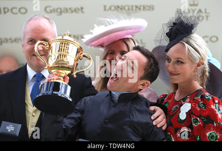 Jockey Frankie Dettori feiert mit der Trophäe nach dem Gewinn der Gold Cup auf Stradivarius bei Tag drei der Royal Ascot Hotel in Ascot Pferderennbahn. Stockfoto