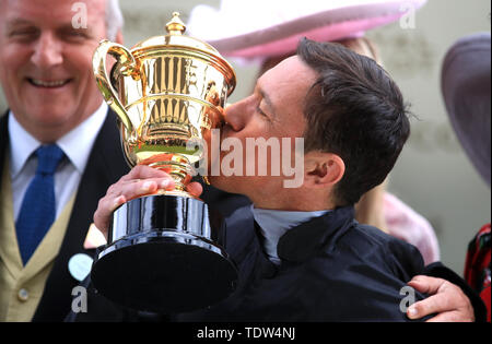 Jockey Frankie Dettori feiert mit der Trophäe nach dem Gewinn der Gold Cup auf Stradivarius bei Tag drei der Royal Ascot Hotel in Ascot Pferderennbahn. Stockfoto