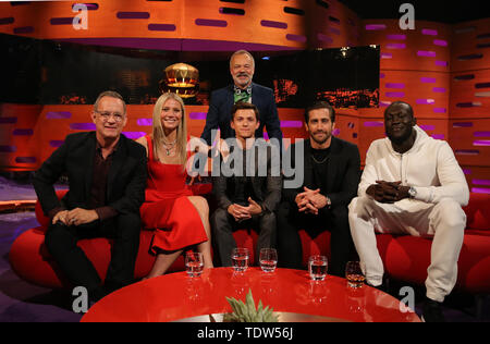 Host Graham Norton mit (sitzend von links nach rechts) Tom Hanks, Gwyneth Paltrow, Tom Holland, Jake Gyllenhaal und Stormzy während der Dreharbeiten für die Graham Norton Show auf BBC Television Centre, Studioworks 6 Wood Lane, London, auf BBC One am Freitag Abend gelüftet zu werden. Stockfoto