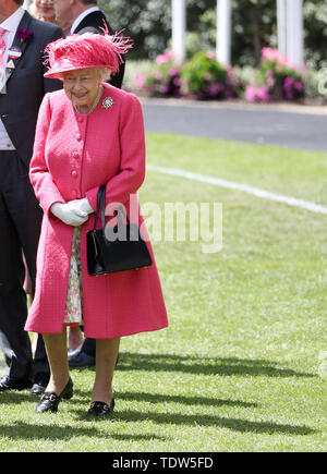 Königin Elizabeth II (rechts) begrüßt die Gäste in der Parade Ring während des Tages vier von Royal Ascot Hotel in Ascot Pferderennbahn. Stockfoto