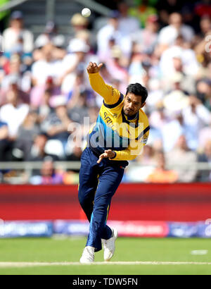 Sri Lanka's Dhananjaya de Silva Schüsseln während der ICC Cricket World Cup Gruppenphase Spiel in Leeds. Stockfoto