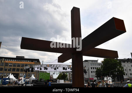 Dortmund, Deutschland. Juni, 2019 19. Ein Kreuz steht vor der Auftaktveranstaltung zum Deutschen Evangelischen Kirchentag in der Nähe der Bühne. Der Kirchentag dauert vom 19. bis 23. Juni. Quelle: Bernd Thissen/dpa/Alamy leben Nachrichten Stockfoto