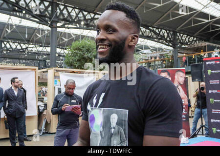 London, Großbritannien. 19. Juni 2019. Fabian Edwards, Bellator mittelgewicht Preforms bei der offenen Trainings. bei Bellator London: Mousasi gegen Lovato jr.: Offene Trainings im Old Spitalfields Market. Juni 19, 2019 Credit Dan-Cooke/Alamy leben Nachrichten Stockfoto