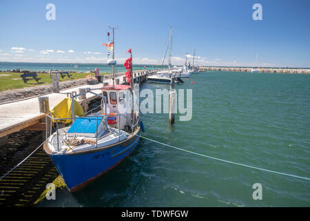 13. Mai 2019, Mecklenburg-Vorpommern, Timmendorf (Poel): Fischerboote, ein Pilot Boot und Segeln Schiffe sind im Hafen von Timmendorf auf der Ostsee Insel Poel befindet. Die kleine Ostsee Insel Poel in die Wismarer Bucht war rund 7.000 Jahren gegründet und hat sich seit der Steinzeit besiedelt worden. Vor ein paar Jahren feierte das 850-Jahr-Jubiläum der erstmals urkundlich erwähnt. Foto: Jens Büttner/dpa-Zentralbild/ZB Stockfoto