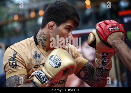 London, Großbritannien. 19. Juni 2019. Erick Silva, Bellator welterweight Preforms bei der offenen Trainings. bei Bellator London: Mousasi gegen Lovato jr.: Offene Trainings im Old Spitalfields Market. Juni 19, 2019 Credit Dan-Cooke/Alamy leben Nachrichten Stockfoto