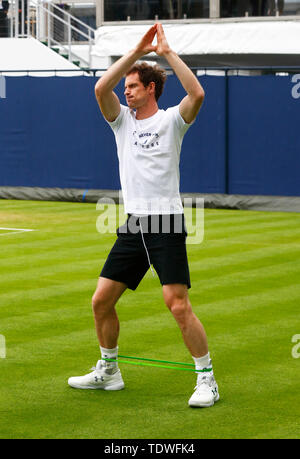 London, Großbritannien. Juni, 2019 19. LONDON, ENGLAND - Juni 19: Andy Murray (GBR) practiceing vor seinem Doppel bei Tag 3 des Fever-Tree Meisterschaften im Queens Club, die am 19. Juni 2018 in London, Vereinigtes Königreich. Credit: Aktion Foto Sport/Alamy leben Nachrichten Stockfoto