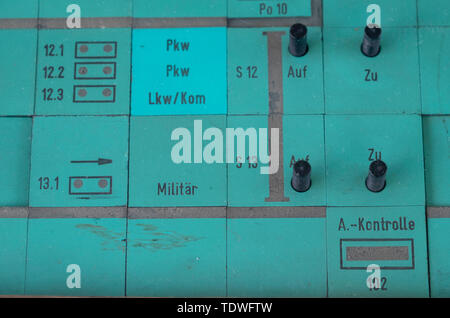 31. Mai 2019, Sachsen-Anhalt, Marienborn: eine Workstation für die Überwachung der Grenzkontrollen post auf einem Wachturm auf der heutigen Bundesstraße 2 zwischen den Marinern (Sachsen-anhalt) und Helmstedt (Niedersachsen) ist heute Teil der Gedenkstätte Deutsche Teilung Marienborn. Die ehemaligen Grenzübergang war die größte und wichtigste Checkpoint an der innerdeutschen Grenze und war vor allem für den Transitverkehr nach West Berlin. 1974 eröffnet und umfasst 10.000 Quadratmeter, die abgedeckten Prüfpunkte des ehemaligen LKW-, PKW-, Veterinär- und Zollbehörden Checkpoints sind jetzt Teil der Gedenkstätte. Stockfoto