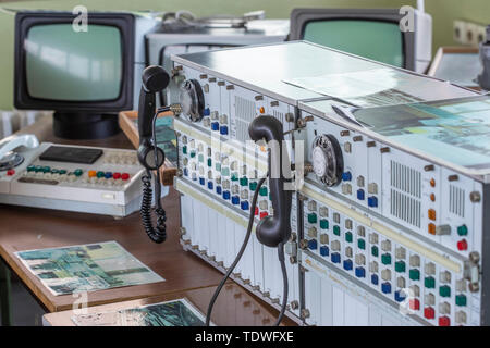 31. Mai 2019, Sachsen-Anhalt, Marienborn: eine Workstation für die Überwachung der Grenzkontrollen post auf einem Wachturm auf der heutigen Bundesstraße 2 zwischen den Marinern (Sachsen-anhalt) und Helmstedt (Niedersachsen) ist heute Teil der Gedenkstätte Deutsche Teilung Marienborn. Die ehemaligen Grenzübergang war die größte und wichtigste Checkpoint an der innerdeutschen Grenze und war vor allem für den Transitverkehr nach West Berlin. 1974 eröffnet und umfasst 10.000 Quadratmeter, die abgedeckten Prüfpunkte des ehemaligen LKW-, PKW-, Veterinär- und Zollbehörden Checkpoints sind jetzt Teil der Gedenkstätte. Stockfoto