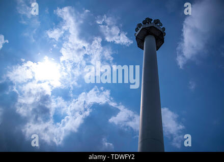 31. Mai 2019, Sachsen-Anhalt, Marienborn: Begehbare Lichtmasten stand in der Gedenkstätte Deutsche Teilung Marienborn. Es waren insgesamt 12 Beleuchtungs-masten auf der Website. Jeder von ihnen hatte eine Leistung von bis zu 8.000 Watt und soll angeblich eine blendfreie und Schatten - die kostenlose Behandlung von grenzüberschreitenden Verkehr zu ermöglichen. Die ehemaligen Grenzübergang war die größte und wichtigste Checkpoint an der innerdeutschen Grenze und war vor allem für den Transitverkehr nach West Berlin. 1974 eröffnet und umfasst 10.000 Quadratmeter, die abgedeckten Prüfpunkte des ehemaligen LKW-, PKW-, Veterinär- und Zollbehörden checkpo Stockfoto