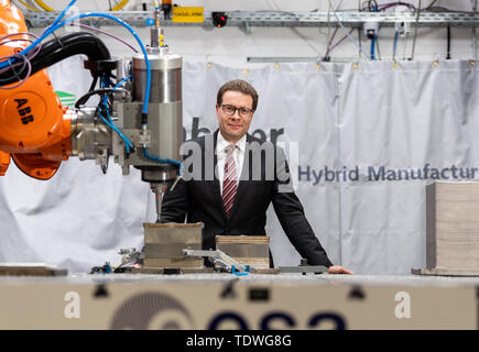 Dresden, Deutschland. 03 Apr, 2019. Christoph Leyens, Direktor des Fraunhofer IWS Dresden ist in der Additive Manufacturing Center Dresden (das Amcd) entfernt. Credit: Robert Michael/dpa-Zentralbild/ZB/dpa/Alamy leben Nachrichten Stockfoto