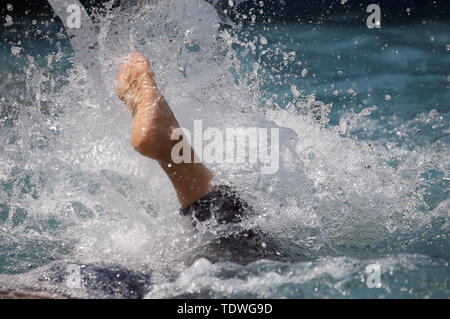 Berlin, Deutschland. Juni, 2019 19. Bei Temperaturen um die 33 Grad Celsius, ein Junge, der sich in einem restaurierten Stadt Brunnen an der Karl-Marx-Alle erfrischt. Quelle: Wolfgang Kumm/dpa/Alamy leben Nachrichten Stockfoto