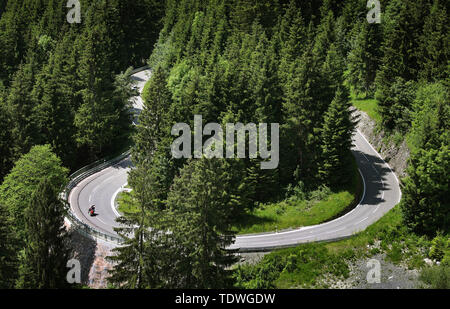 Bad Hindelang, Deutschland. Juni, 2019 19. Ein Motorrad fährt auf den Jochpass in eine Kurve. Im Sommer ist die 106 Kurve pass mit einer Höhe von 300 m ist eine beliebte Strecke für Motorradfahrer. Foto: Karl-Josef Hildenbrand/dpa/Alamy leben Nachrichten Stockfoto