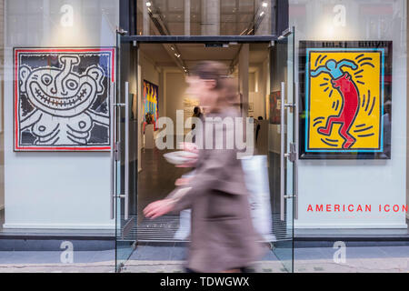 London, Großbritannien. 19. Jun 2019. Keith Haring (1958 - 1990), Untitled, 1985 und 1988 - Oper Galerie markiert sein 25-jähriges Jubiläum mit einer neuen Ausstellung mit dem Titel American Icons - eine Interpretation der 80er Jahre New York Street Kultur, mit gemischten Medien Werke des 20. Jahrhunderts Künstler wie Keith Haring, Jean-Michel Basquiat, Andy Warhol und Alexander Calder. Die Kunstwerke, die in dieser Ausstellung spiegeln eine Periode, die sahen eine wachsende Drogen Epidemie, die AIDS-Krise, der Kalte Krieg, die weit verbreitete Kapitalismus, Raum rennen neben der hohen Arbeitslosigkeit und steigende Ungleichheit. Credit: Guy Bell/Alamy leben Nachrichten Stockfoto