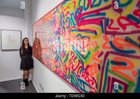 London, Großbritannien. 19. Jun 2019. Keith Haring & LA II, Untitled, 1984 - Oper Galerie markiert sein 25-jähriges Jubiläum mit einer neuen Ausstellung mit dem Titel American Icons - eine Interpretation der 80er Jahre New York Street Kultur, mit gemischten Medien Werke des 20. Jahrhunderts Künstler wie Keith Haring, Jean-Michel Basquiat, Andy Warhol und Alexander Calder. Die Kunstwerke, die in dieser Ausstellung spiegeln eine Periode, die sahen eine wachsende Drogen Epidemie, die AIDS-Krise, der Kalte Krieg, die weit verbreitete Kapitalismus, Raum rennen neben der hohen Arbeitslosigkeit und steigende Ungleichheit. Credit: Guy Bell/Alamy leben Nachrichten Stockfoto