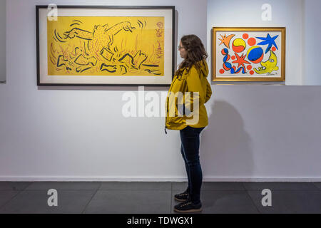 London, Großbritannien. 19. Jun 2019. Keith Haring (1958 - 1990), Untitled, 1986, und Alexander Calder, Yellow Moon Face, 1970 - Oper Galerie 25-jähriges Jubiläum mit einer neuen Ausstellung mit dem Titel American Icons - eine Interpretation der 80er Jahre New York Street Kultur, mit gemischten Medien Werke des 20. Jahrhunderts Künstler wie Keith Haring, Jean-Michel Basquiat, Andy Warhol und Alexander Calder. Credit: Guy Bell/Alamy leben Nachrichten Stockfoto