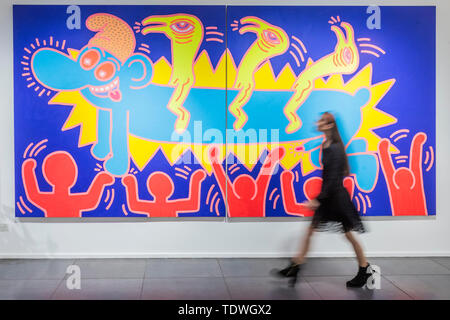 London, Großbritannien. 19. Jun 2019. Keith Haring (1958 - 1990), Untitled, 1984 - Oper Galerie markiert sein 25-jähriges Jubiläum mit einer neuen Ausstellung mit dem Titel American Icons - eine Interpretation der 80er Jahre New York Street Kultur, mit gemischten Medien Werke des 20. Jahrhunderts Künstler wie Keith Haring, Jean-Michel Basquiat, Andy Warhol und Alexander Calder. Die Kunstwerke, die in dieser Ausstellung spiegeln eine Periode, die sahen eine wachsende Drogen Epidemie, die AIDS-Krise, der Kalte Krieg, die weit verbreitete Kapitalismus, Raum rennen neben der hohen Arbeitslosigkeit und steigende Ungleichheit. Credit: Guy Bell/Alamy leben Nachrichten Stockfoto