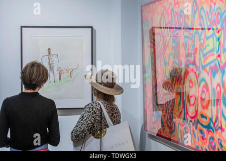 London, Großbritannien. 19. Jun 2019. Jean-Michel Basquiat (1960-1988), Untitled, 1985 - Oper Galerie markiert sein 25-jähriges Jubiläum mit einer neuen Ausstellung mit dem Titel American Icons - eine Interpretation der 80er Jahre New York Street Kultur, mit gemischten Medien Werke des 20. Jahrhunderts Künstler wie Keith Haring, Jean-Michel Basquiat, Andy Warhol und Alexander Calder. Die Kunstwerke, die in dieser Ausstellung spiegeln eine Periode, die sahen eine wachsende Drogen Epidemie, die AIDS-Krise, der Kalte Krieg, die weit verbreitete Kapitalismus, Raum rennen neben der hohen Arbeitslosigkeit und steigende Ungleichheit. Credit: Guy Bell/Alamy leben Nachrichten Stockfoto