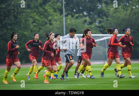 (190619) - LE HAVRE, Juni 19, 2019 (Xinhua) - Spieler aus China besuchen Sie ein Training im Vorfeld der Verhandlungsrunde von 16 Gleichen am 2019 die FIFA Frauen-WM in Le Havre, Frankreich, 19. Juni 2019. (Xinhua / Mao Siqian) Stockfoto