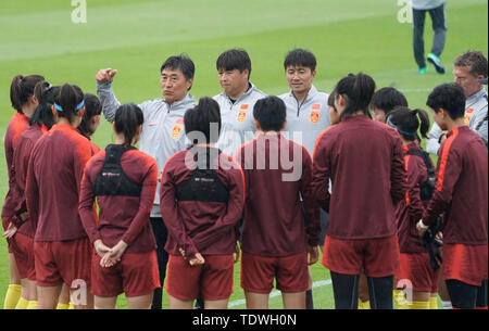 (190619) - LE HAVRE, Juni 19, 2019 (Xinhua) - Head Coach Jia Xiuquan von China spricht zu den Spielern im Vorfeld der Verhandlungsrunde von 16 Gleichen am 2019 die FIFA Frauen-WM in Le Havre, Frankreich, 19. Juni 2019. (Xinhua / Ding Xu) Stockfoto